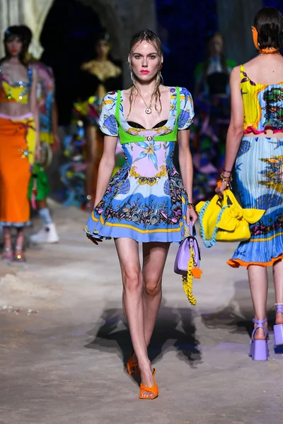 Look 64